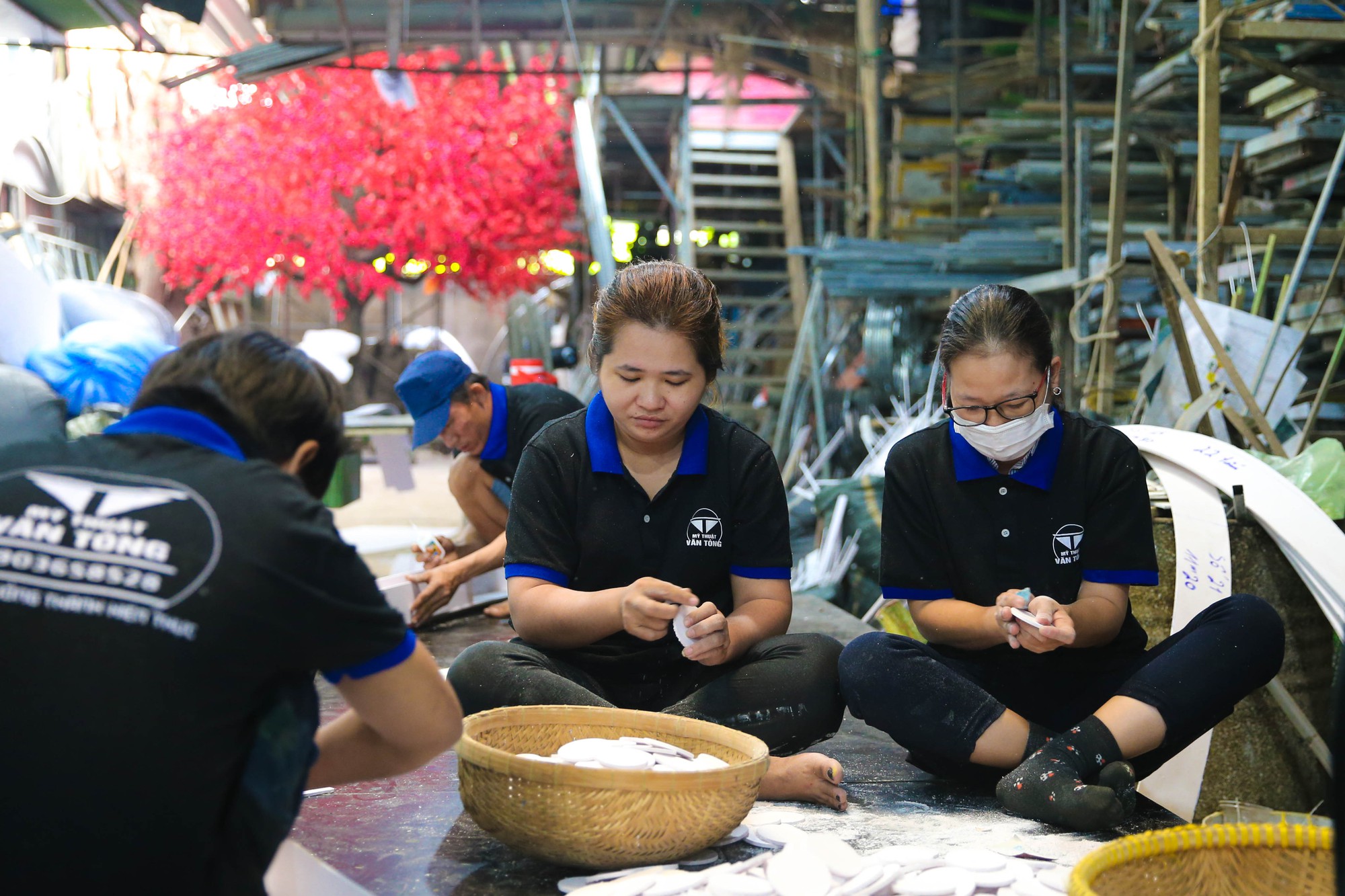 Vào xưởng chế tác xem linh vật đường hoa Nguyễn Huệ Tết Quý Mão - Ảnh 2.