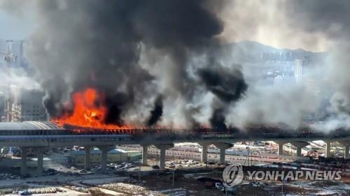 Nổ xe chở khí đốt tại Nam Phi, cháy lớn trong hầm cao tốc Hàn Quốc - Ảnh 2.