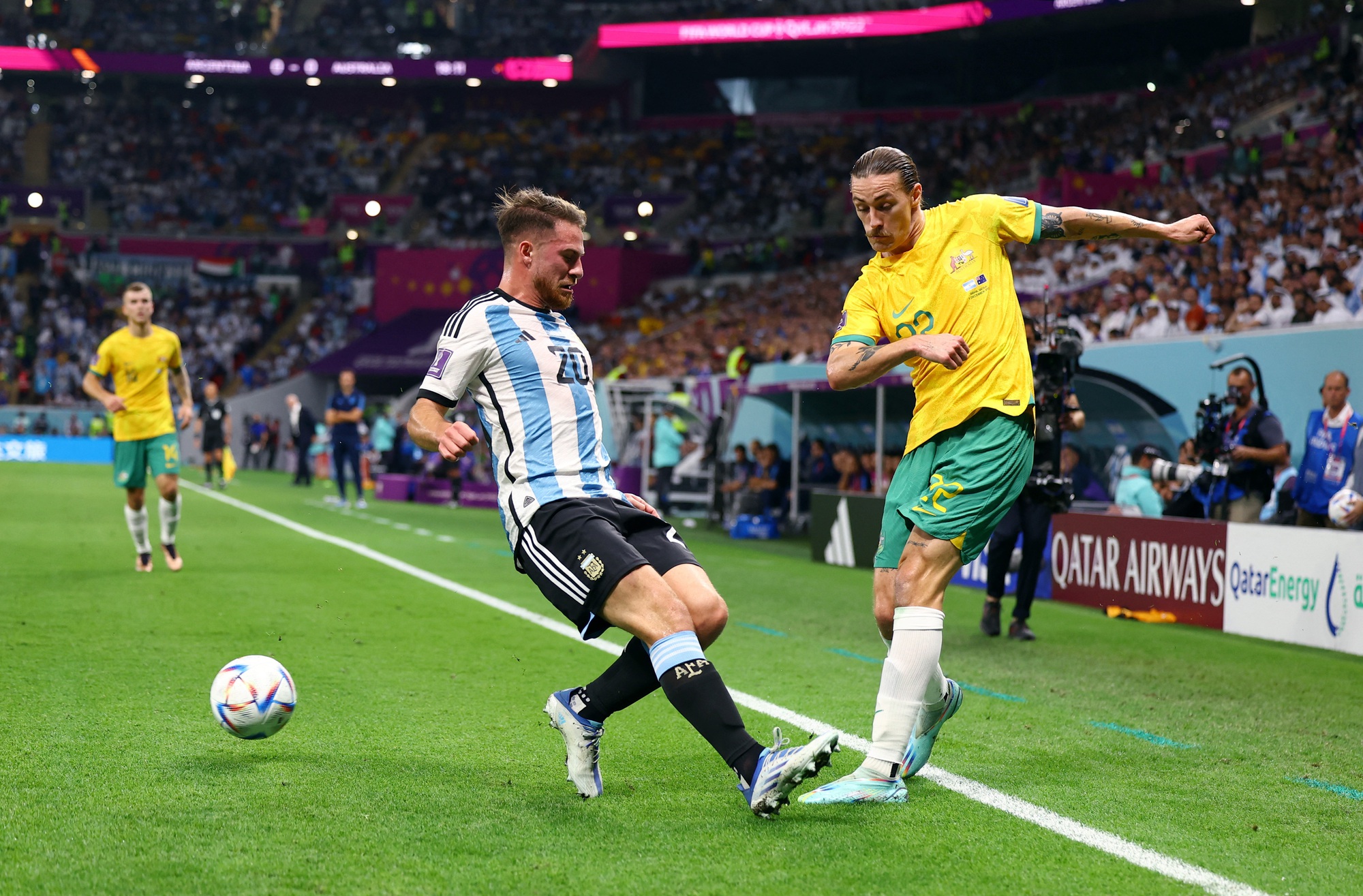 Messi lập siêu phẩm, Argentina thẳng tiến vào Tứ kết - Ảnh 4.