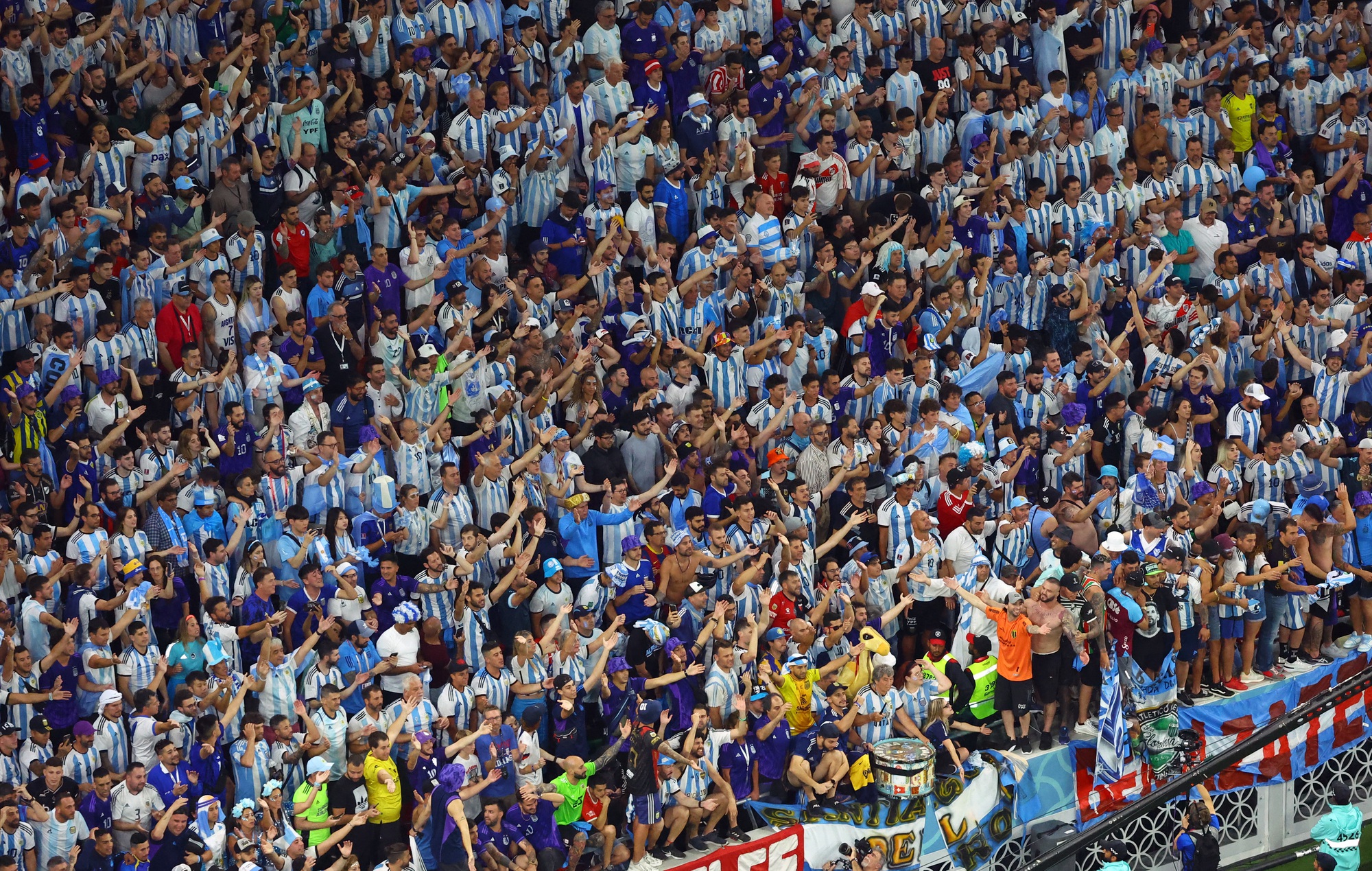 Messi lập siêu phẩm, Argentina thẳng tiến vào Tứ kết - Ảnh 9.