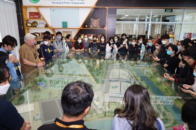 Sinh viên trường Đại học Fulbright tìm hiểu về qui trình xử lý chất thải tại VWS - Ảnh 1.