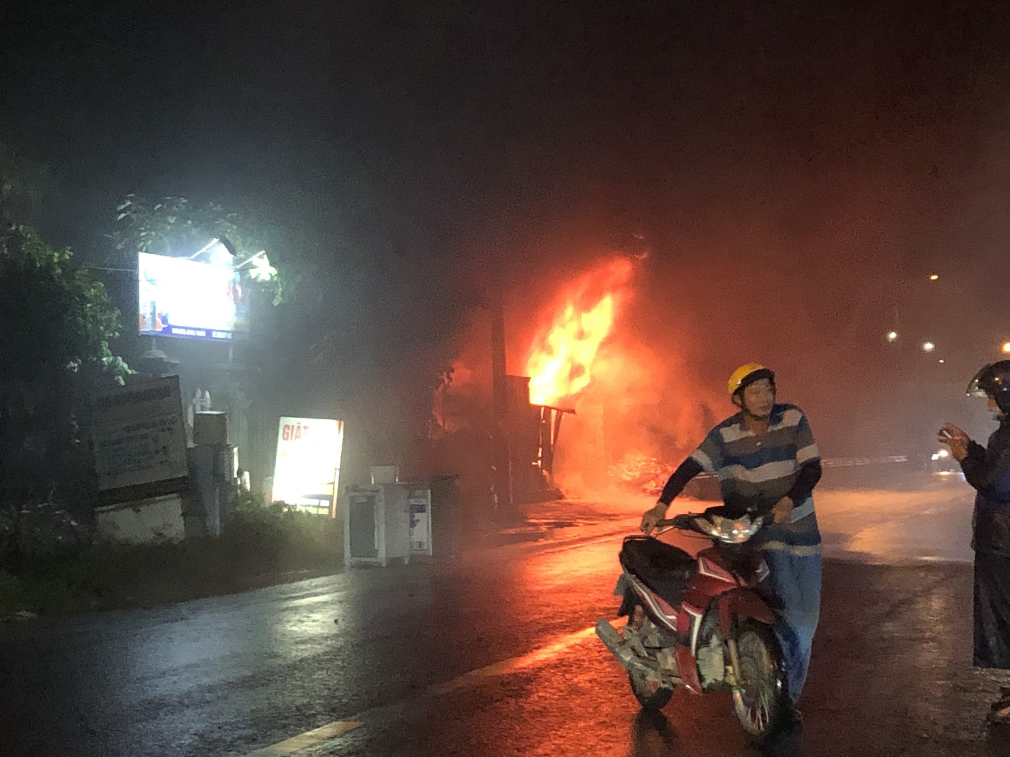 Đà Nẵng: Cháy lớn, phong tỏa một đoạn Quốc lộ 14B để cứu hỏa - Ảnh 3.