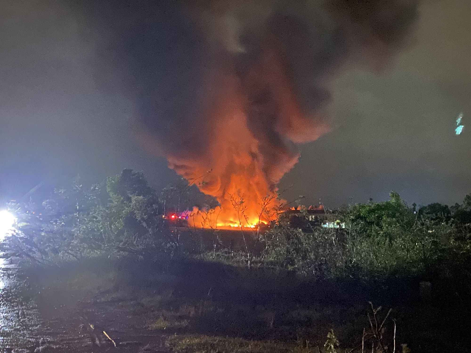 Đà Nẵng: Cháy lớn, phong tỏa một đoạn Quốc lộ 14B để cứu hỏa - Ảnh 2.