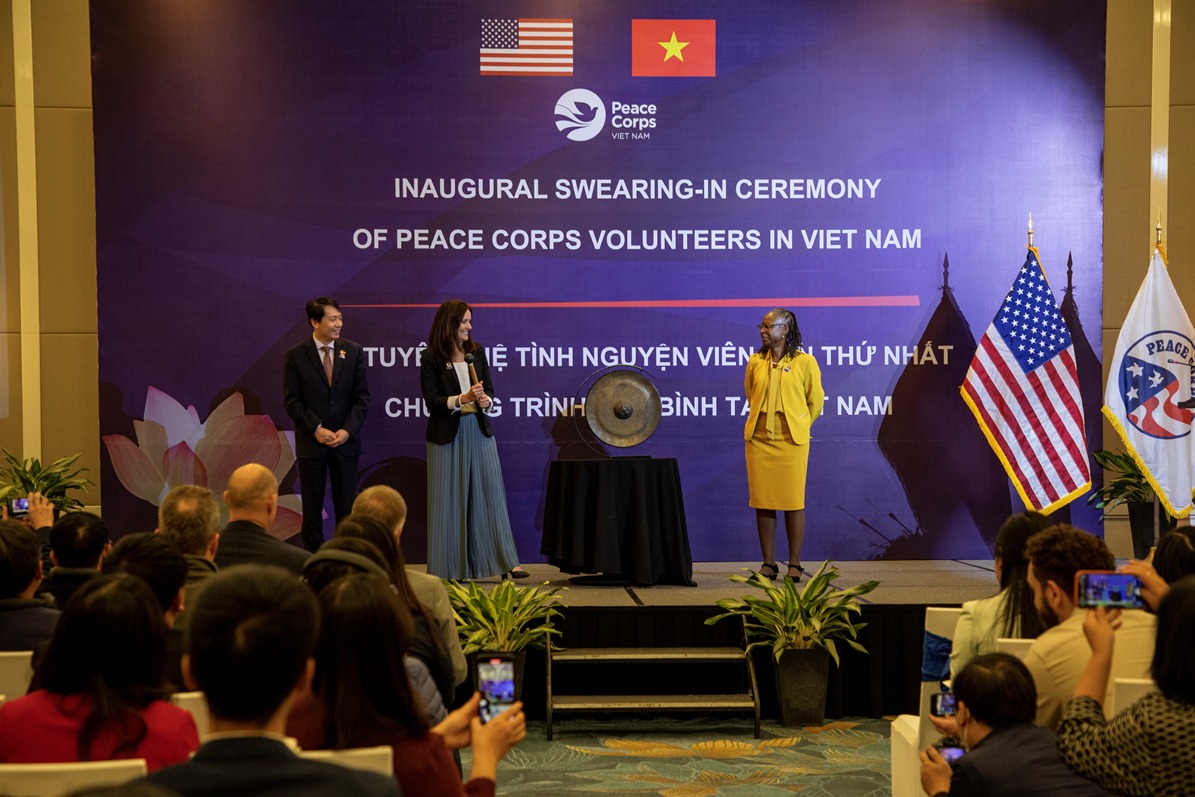 Tình nguyện viên Peace Corps mặc áo dài tuyên thệ tại Việt Nam - Ảnh 2.