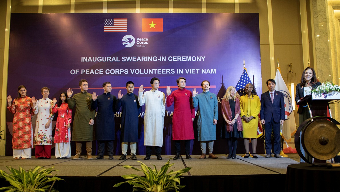 Tình nguyện viên Peace Corps mặc áo dài tuyên thệ tại Việt Nam - Ảnh 1.