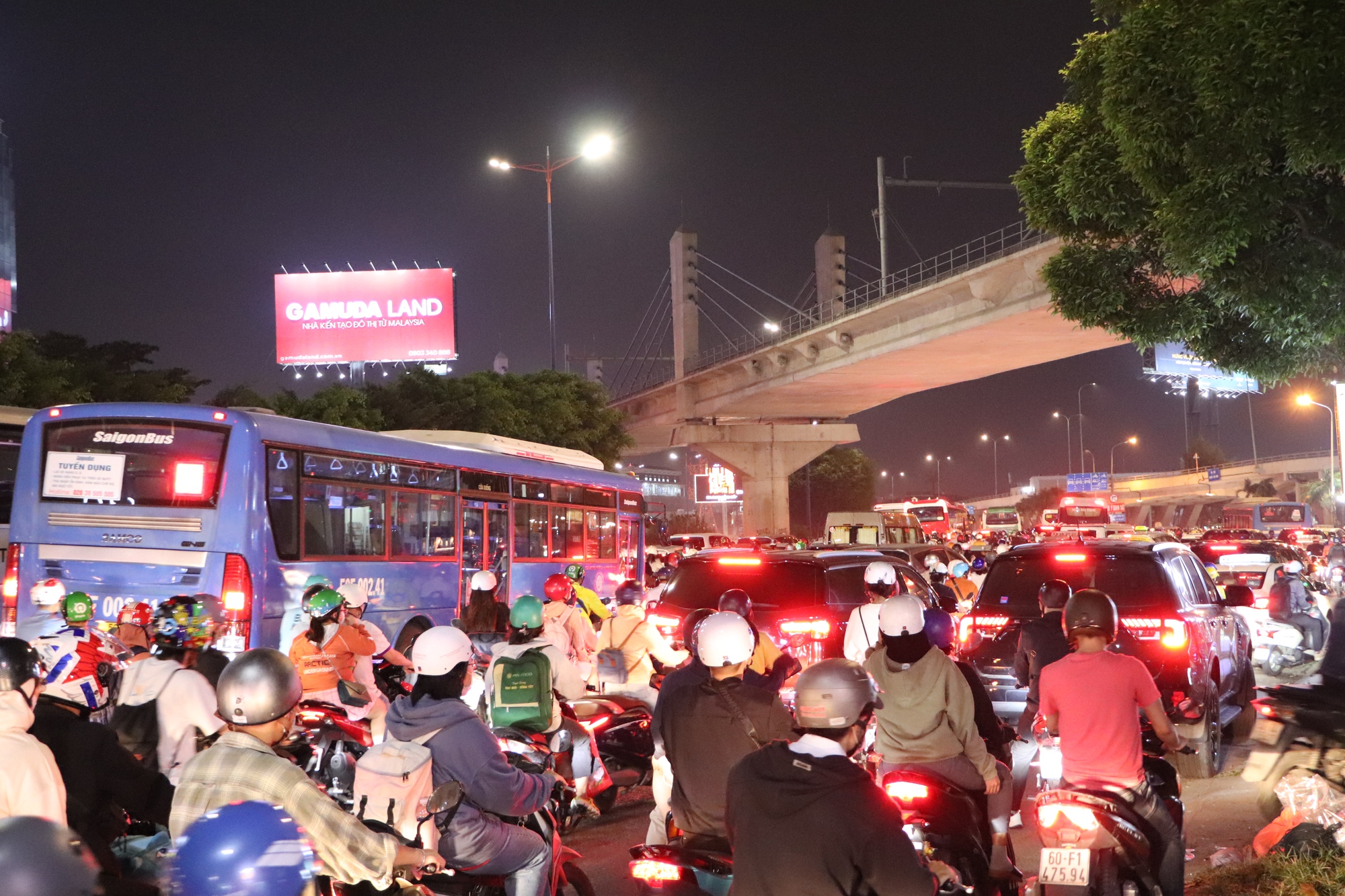 Đường lên cầu Sài Gòn ùn ứ từ chiều đến tối 30-12 - Ảnh 2.