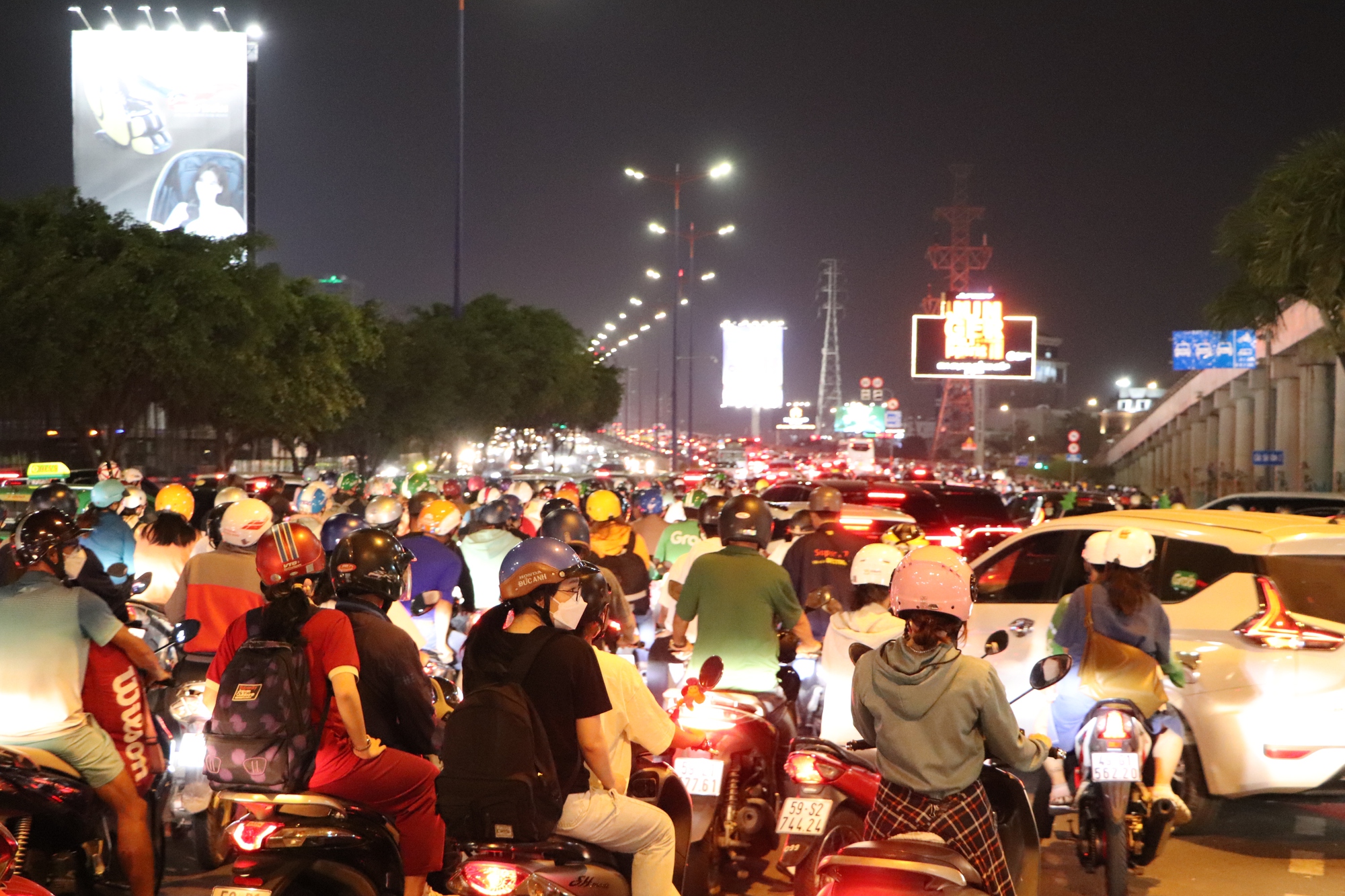 Đường lên cầu Sài Gòn ùn ứ từ chiều đến tối 30-12 - Ảnh 1.
