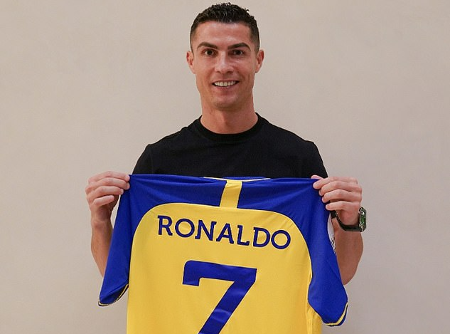 Ronaldo chính thức gia nhập Al-Nassr với hợp đồng khủng 350 triệu bảng - Ảnh 2.