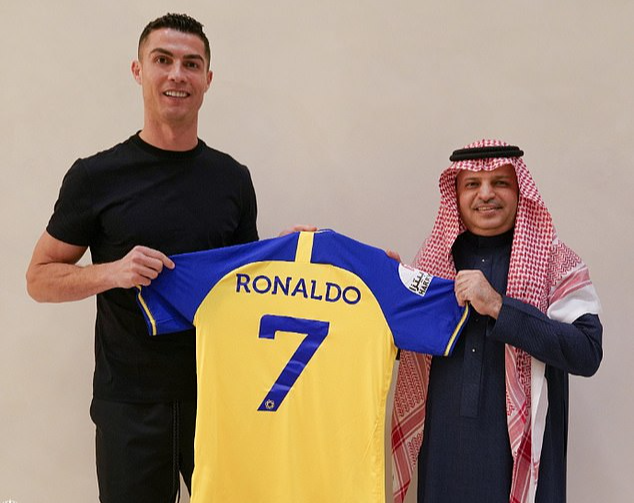 Ronaldo chính thức gia nhập Al-Nassr với hợp đồng khủng 350 triệu bảng - Ảnh 1.