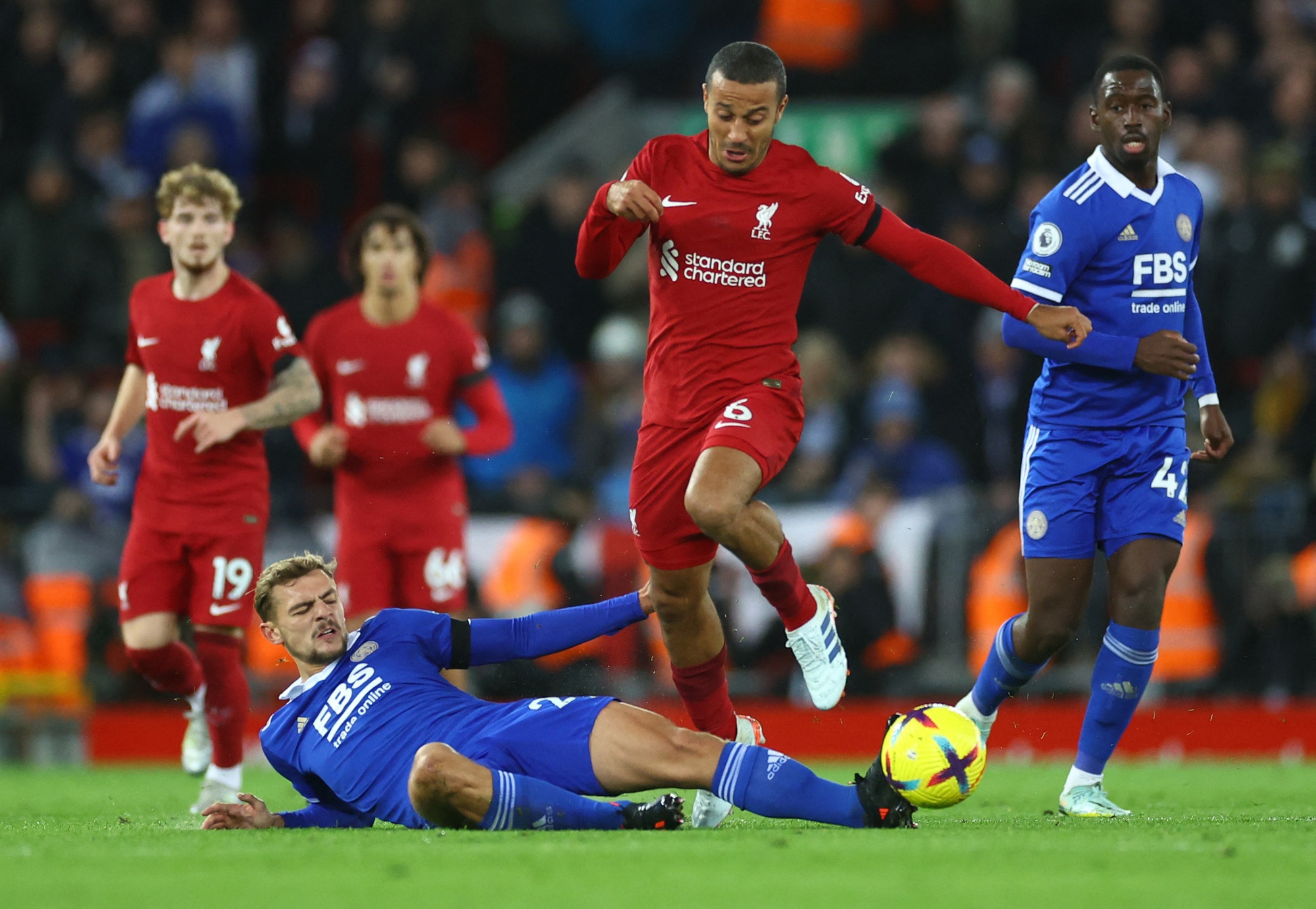 Liverpool được Leicester tặng quà, áp sát Top 5 Ngoại hạng Anh - Ảnh 1.