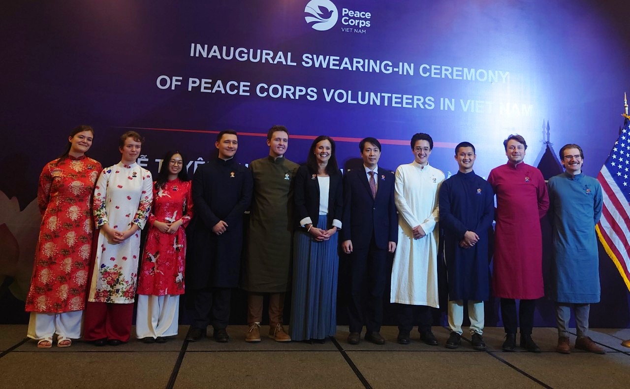 Tình nguyện viên Peace Corps mặc áo dài tuyên thệ tại Việt Nam - Ảnh 7.