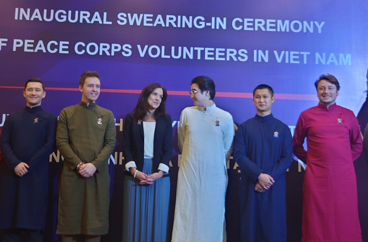 Tình nguyện viên Peace Corps mặc áo dài tuyên thệ tại Việt Nam - Ảnh 8.