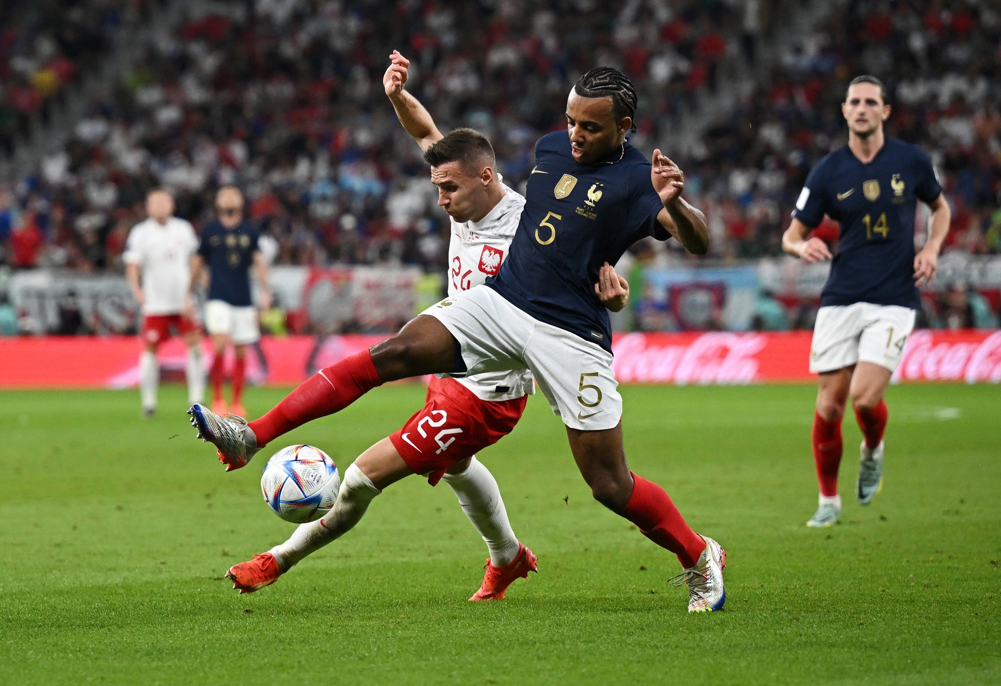 Trận Pháp - Ba Lan: Hy hữu tuyển thủ Pháp đeo trang sức lúc thi đấu - Ảnh 1.