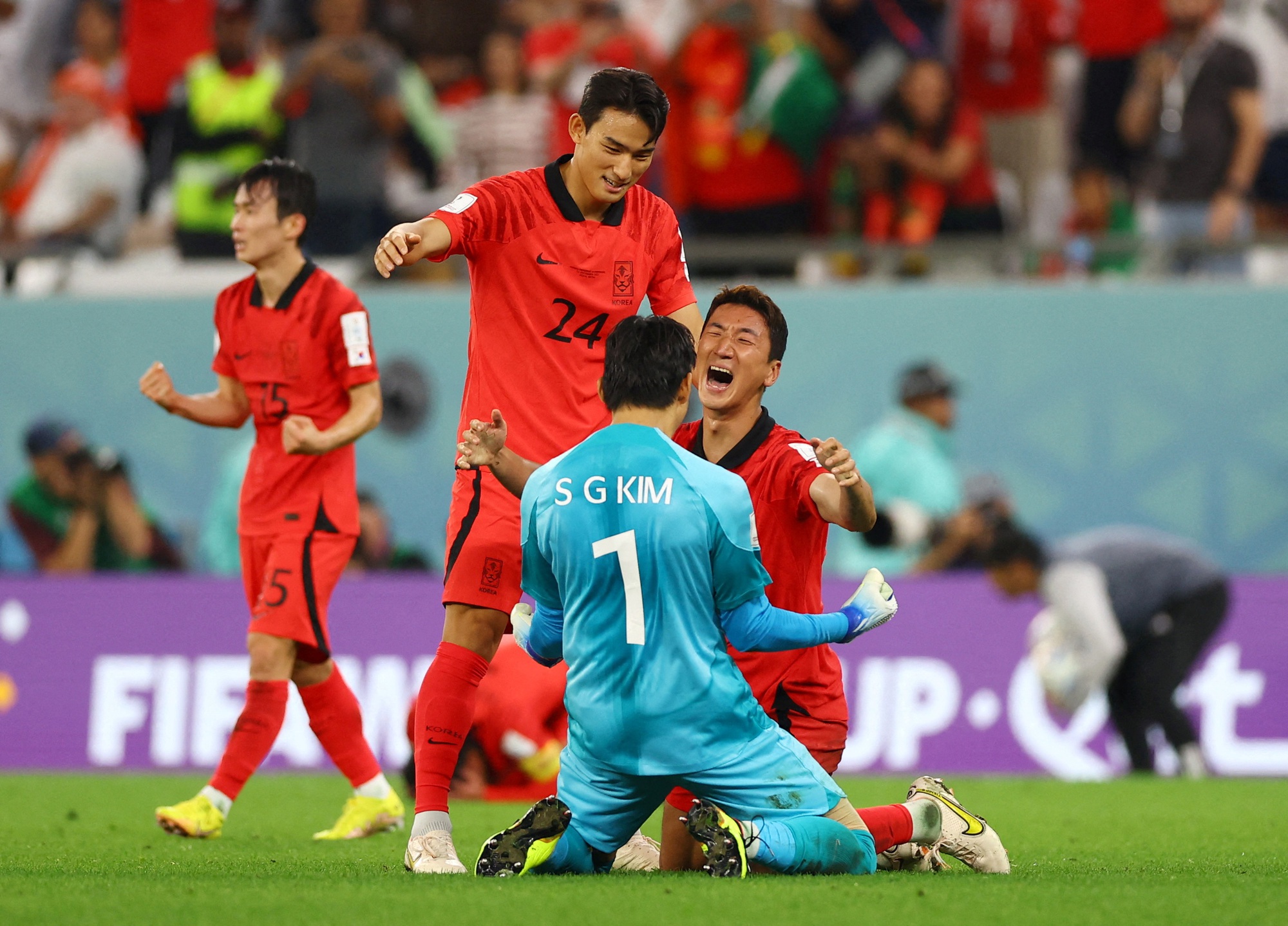 Dự đoán tỉ số Brazil – Hàn Quốc - Trận đấu giữa đội bóng Samba và đội tuyển Hàn Quốc sẽ diễn ra trong thời gian tới. Các fan hâm mộ đang háo hức dự đoán kết quả của trận đấu này. Hãy cùng xem hình ảnh về các cầu thủ hai đội và cảm nhận ngay trước thềm trận đấu đáng chờ đợi này!