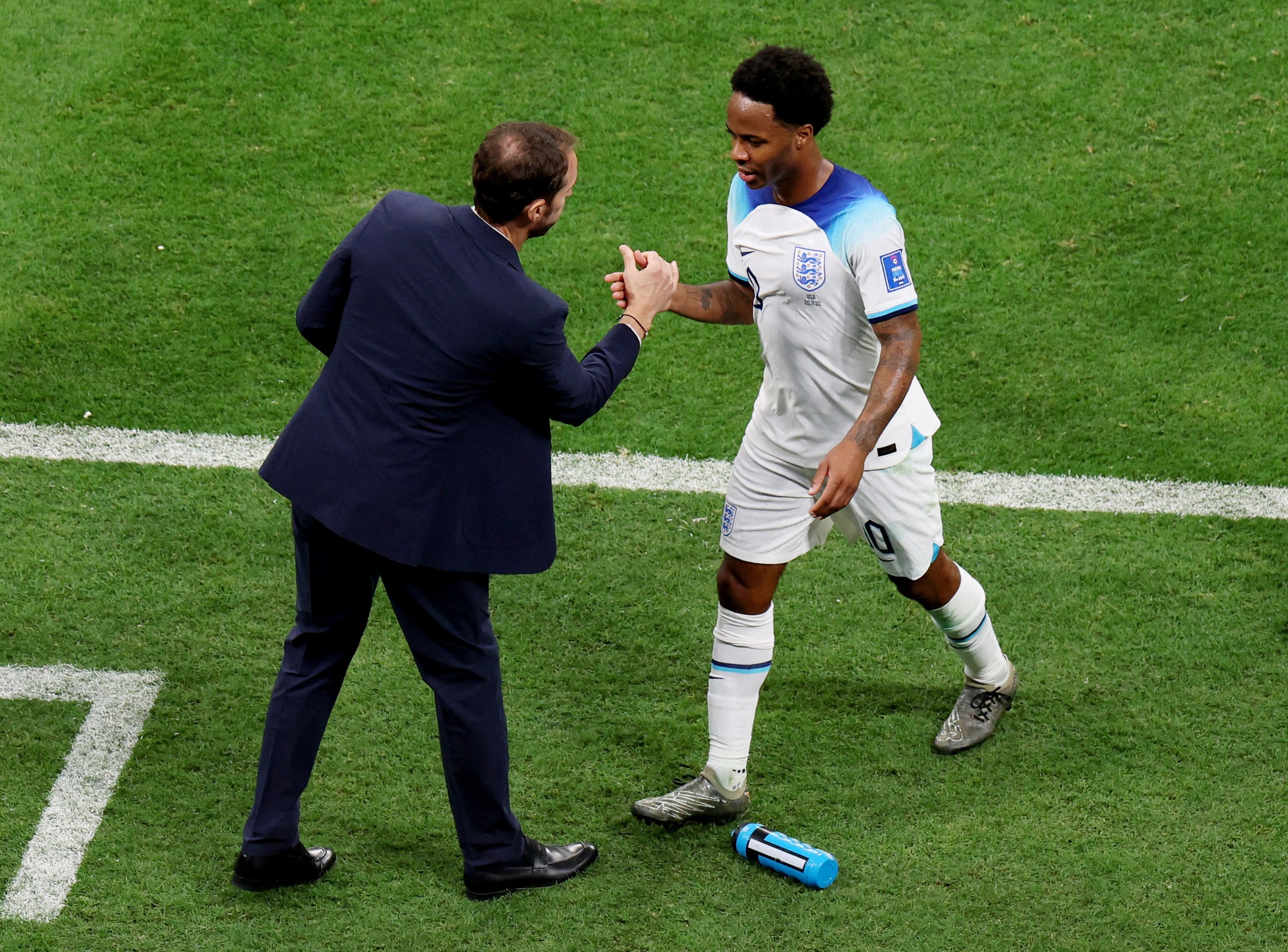 Trộm đột nhập tư gia, Raheem Sterling hồi hương khẩn cấp - Ảnh 2.