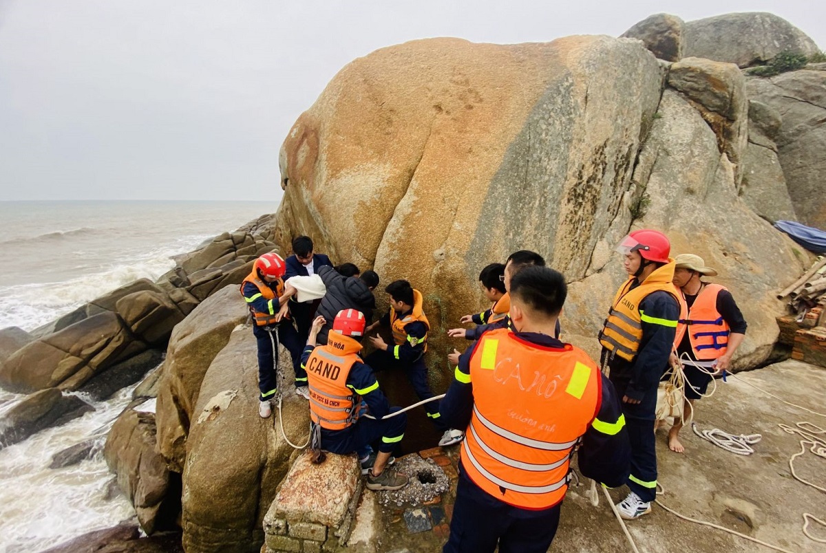 Người phụ nữ có biểu hiện không bình thường định nhảy xuống biển tự tử - Ảnh 1.