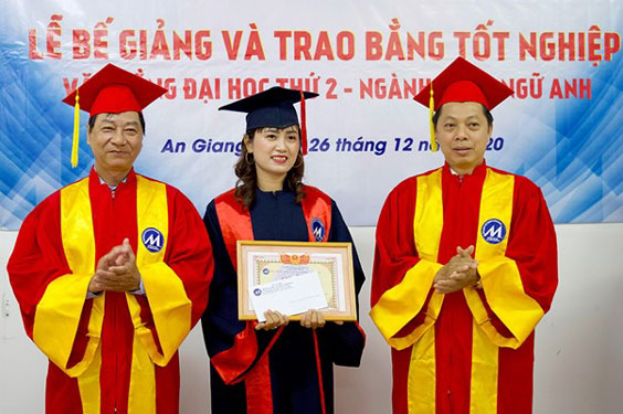 Đổ xô đi học văn bằng 2 ngôn ngữ Anh - Ảnh 1.