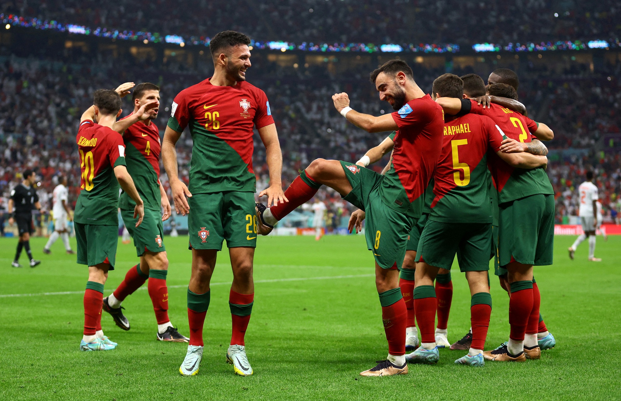 Hãy thưởng thức bức ảnh đậm chất thể thao về cuộc đối đầu giữa đội tuyển Bồ Đào Nha với Thụy Sĩ. Ronaldo và đồng đội đã thể hiện sự hùng tráng và đẳng cấp của mình trong trận đấu này.