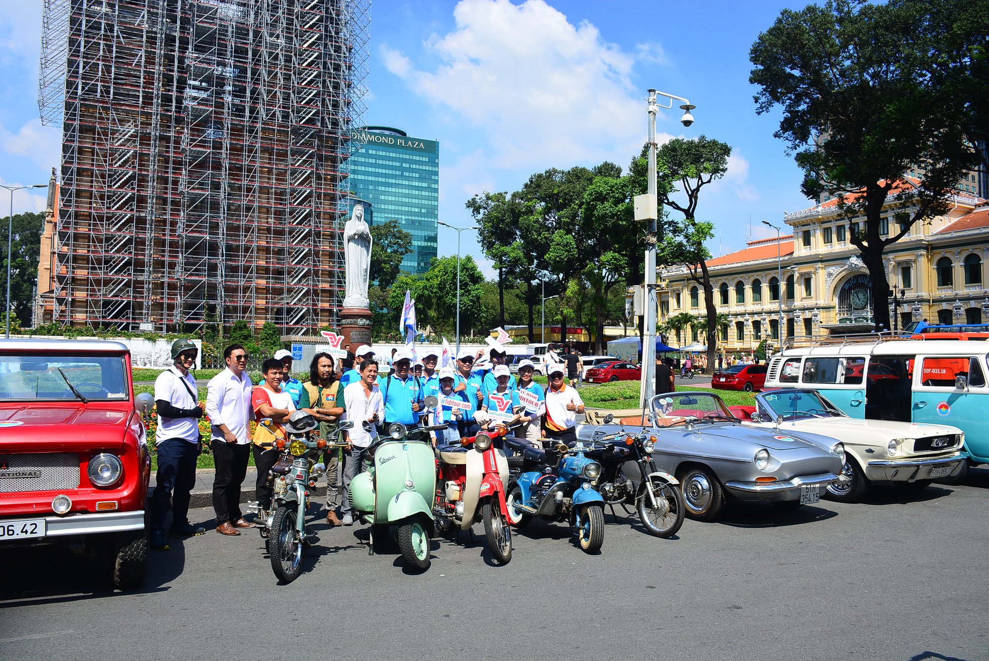 Độc, lạ ngồi xe cổ diễu hành ngắm những cung đường du lịch TP HCM - Ảnh 2.