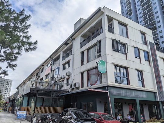 Hàng chục căn shophouse cơi nới sai phép tại khu đô thị Gamuda Gardens - Ảnh 1.