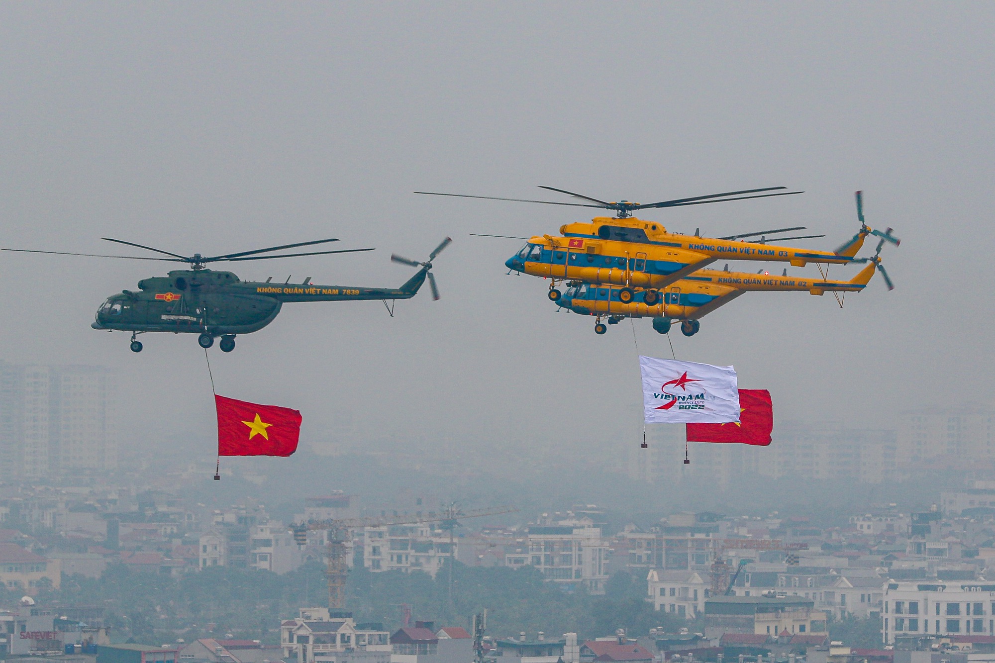 Mãn nhãn với màn trình diễn của tiêm kích Su-30MK2 trên bầu trời Hà Nội - Ảnh 3.