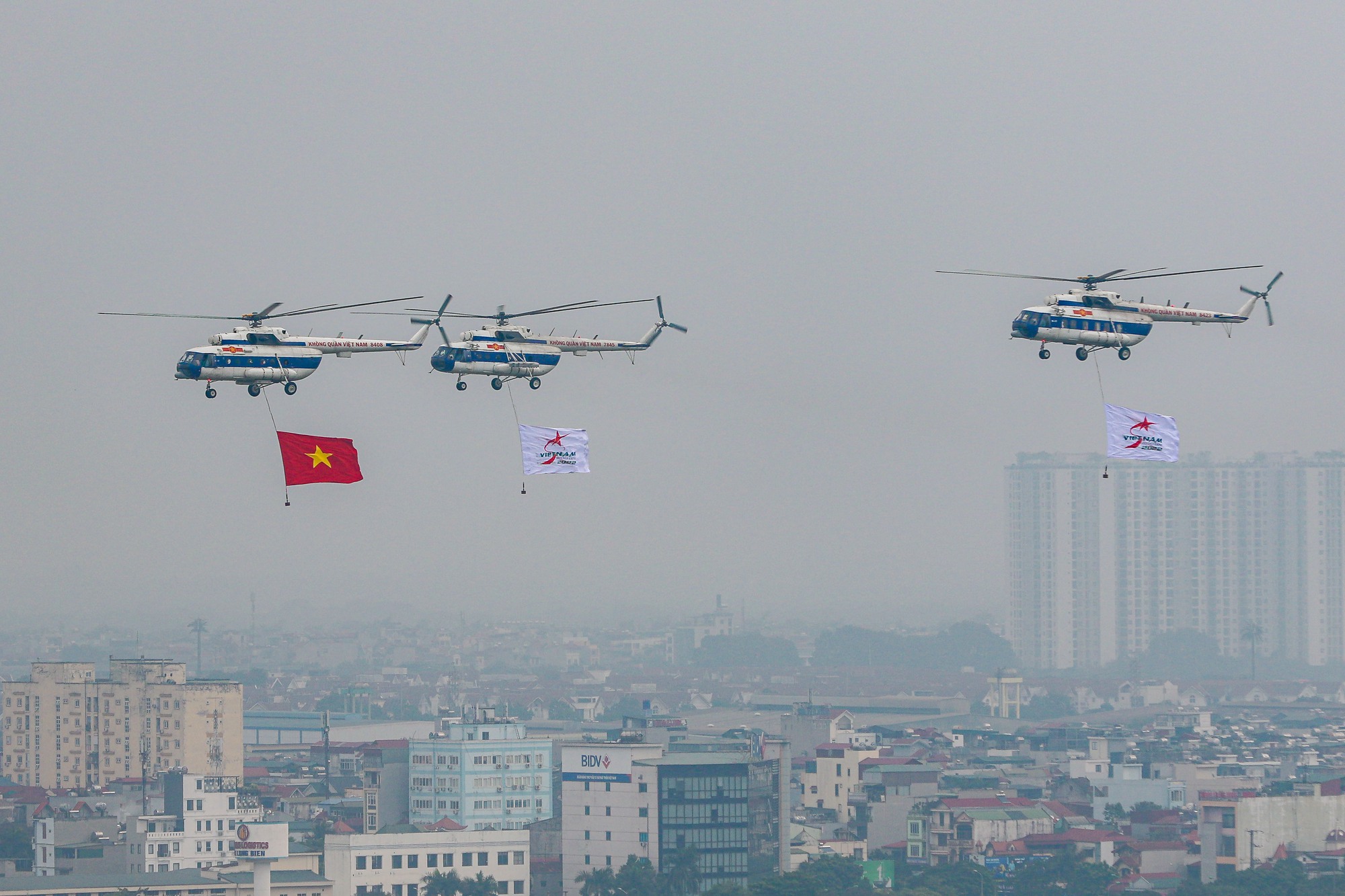 Mãn nhãn với màn trình diễn của tiêm kích Su-30MK2 trên bầu trời Hà Nội - Ảnh 2.