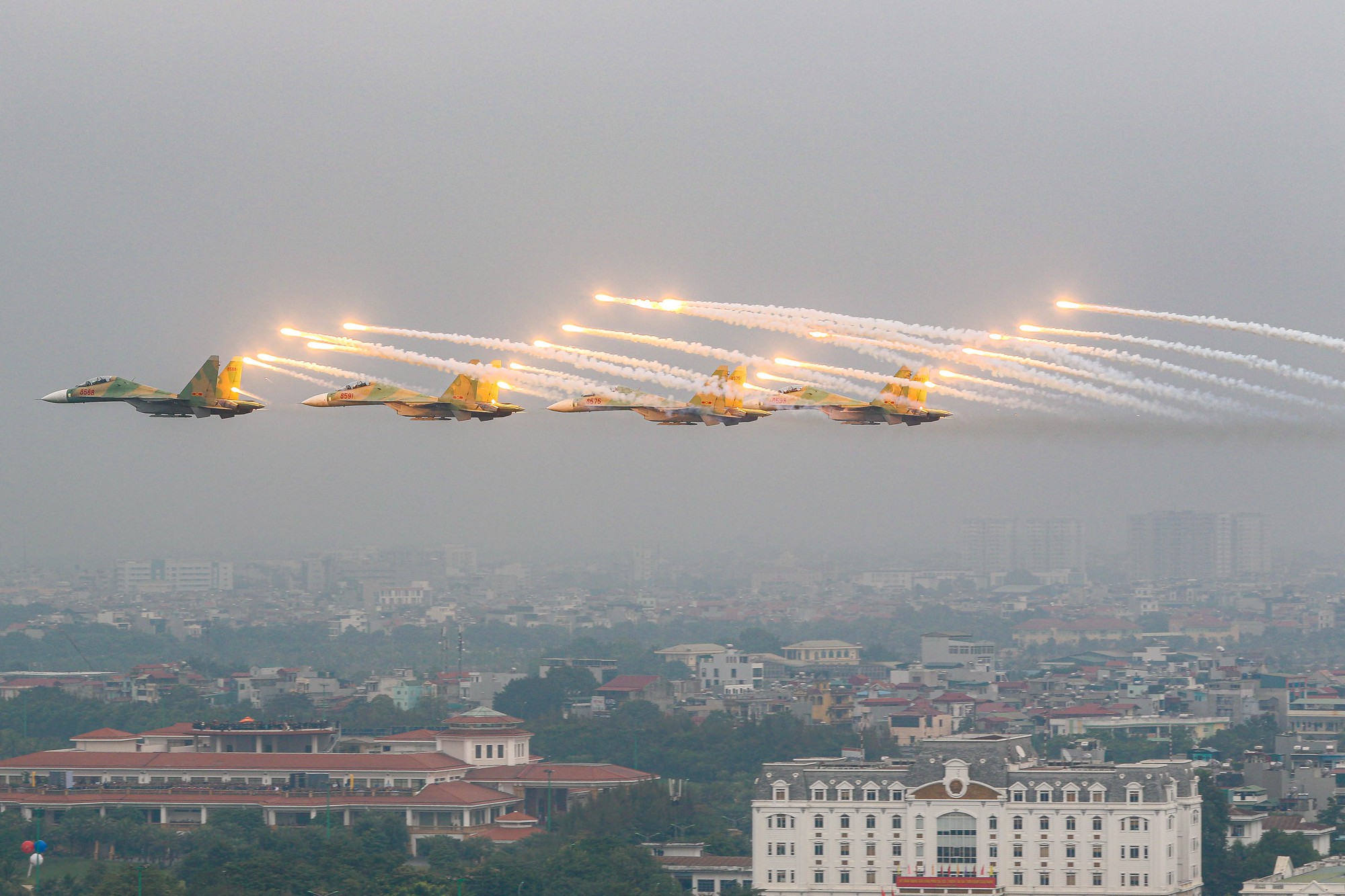 Mãn nhãn với màn trình diễn của tiêm kích Su-30MK2 trên bầu trời Hà Nội - Ảnh 6.