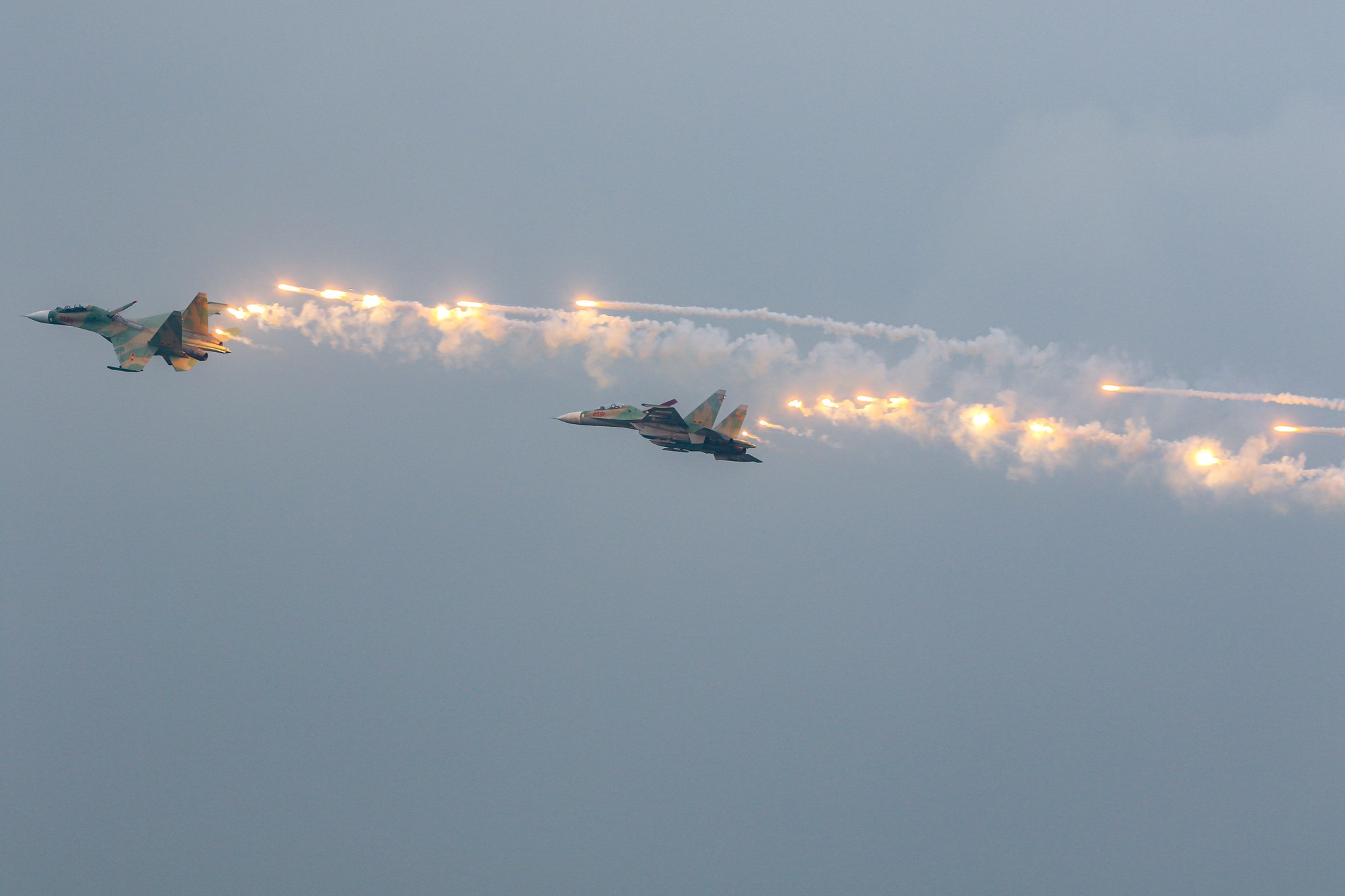 Mãn nhãn với màn trình diễn của tiêm kích Su-30MK2 trên bầu trời Hà Nội - Ảnh 11.