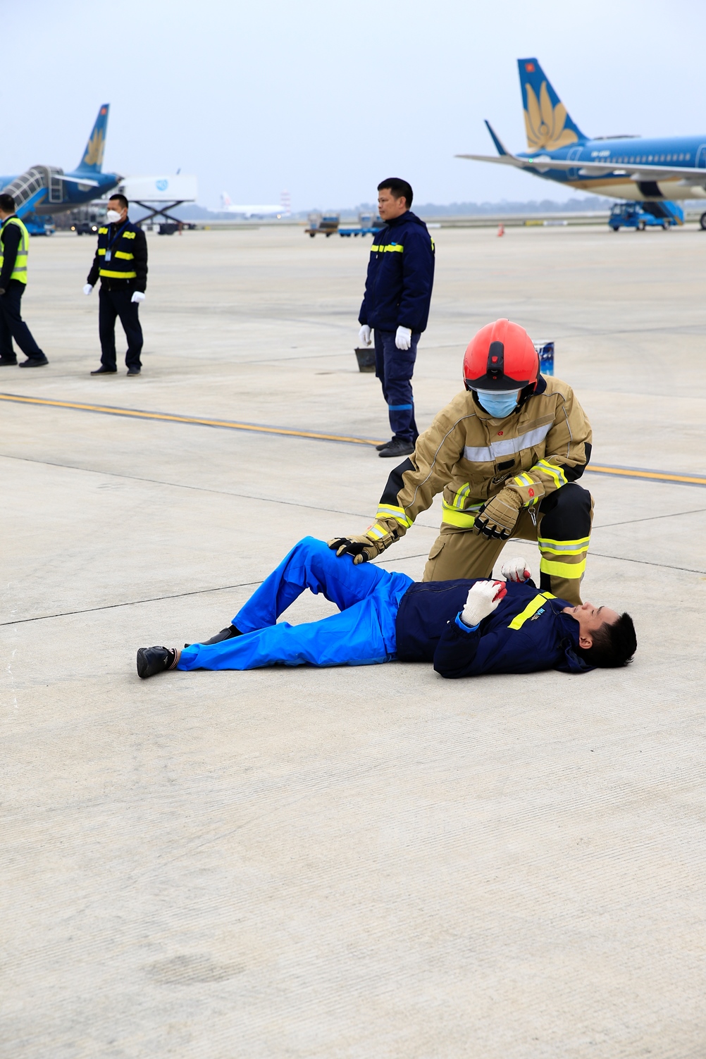 Cận cảnh diễn tập xử lý dầu tràn, cháy lớn, nhiều người bị thương tại sân bay Nội Bài - Ảnh 10.