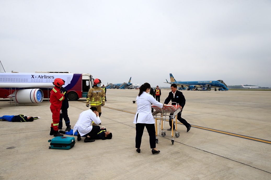 Cận cảnh diễn tập xử lý dầu tràn, cháy lớn, nhiều người bị thương tại sân bay Nội Bài - Ảnh 9.