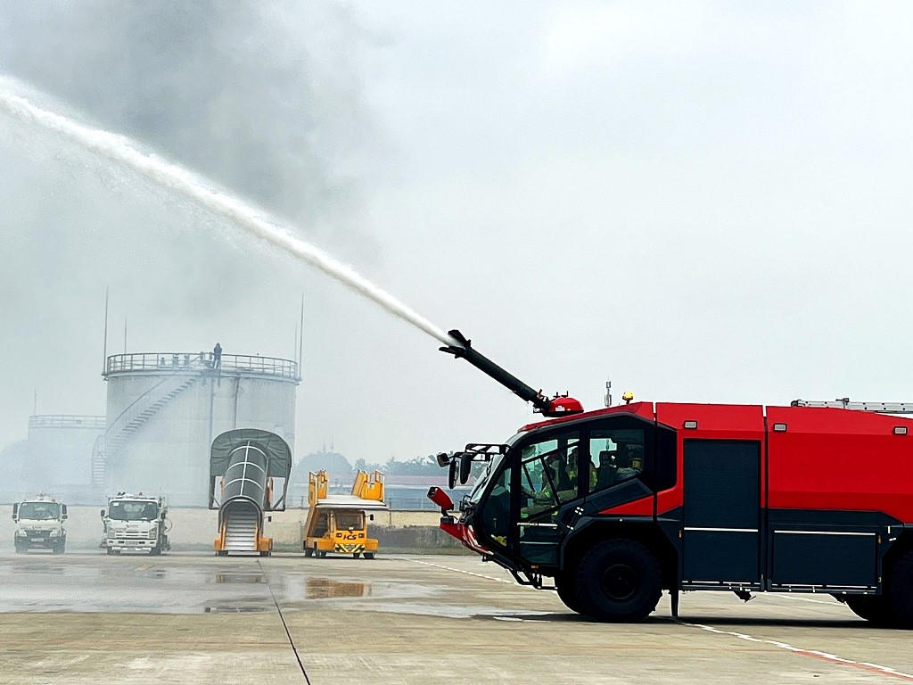Cận cảnh diễn tập xử lý dầu tràn, cháy lớn, nhiều người bị thương tại sân bay Nội Bài - Ảnh 8.
