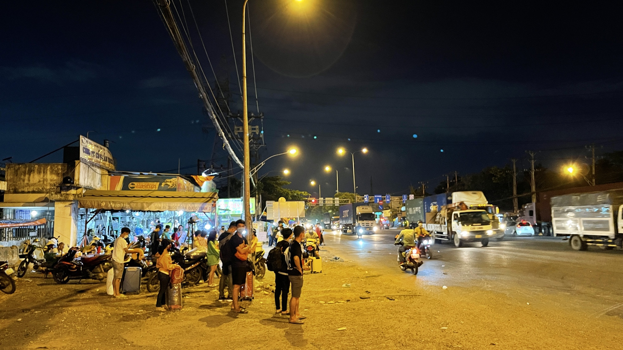 Cảnh tượng khó tin trên Quốc lộ 1 - Ảnh 2.