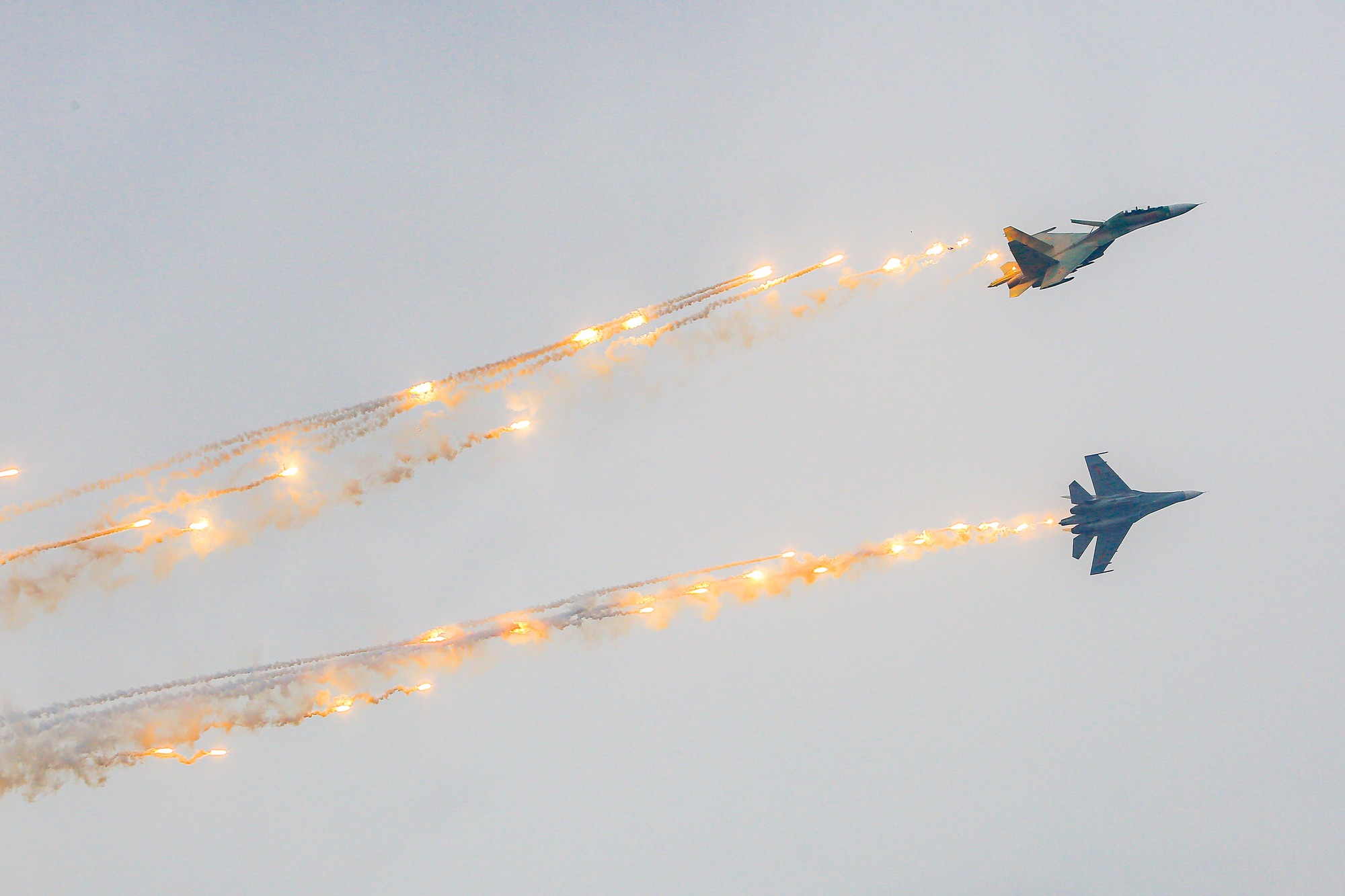 Mãn nhãn với màn trình diễn của tiêm kích Su-30MK2 trên bầu trời Hà Nội - Ảnh 10.