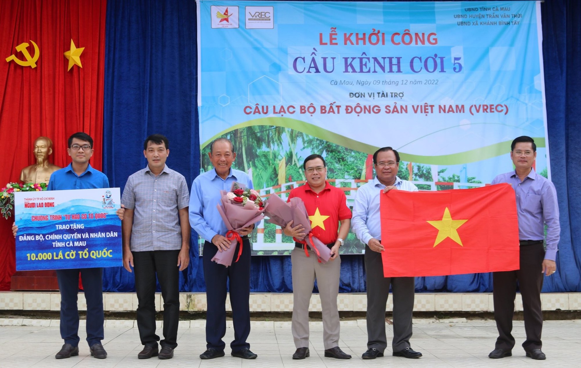 Hãy tự hào với lá cờ Tổ quốc của chúng ta, biểu tượng đại diện cho sự đoàn kết và tiến bộ của đất nước Việt Nam. Vào năm 2024 này, ta đã đạt được rất nhiều thành tựu vượt bậc, là một đất nước phát triển với vai trò ngày càng quan trọng trên trình độ quốc tế. Hãy cùng nhau chiêm ngưỡng hình ảnh liên quan đến lá cờ Tổ quốc để tôn vinh sự giàu có và đa dạng của đất nước Việt Nam.