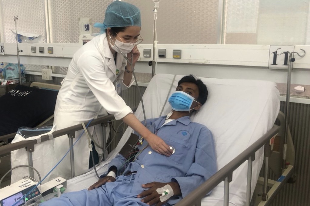 Sau hơn 3 giờ chạy đua với thời gian, 1 người nước ngoài được cứu sống - Ảnh 2. Sau hơn 3 giờ chạy đua với thời gian, 1 người nước ngoài được cứu sống - Ảnh 2.