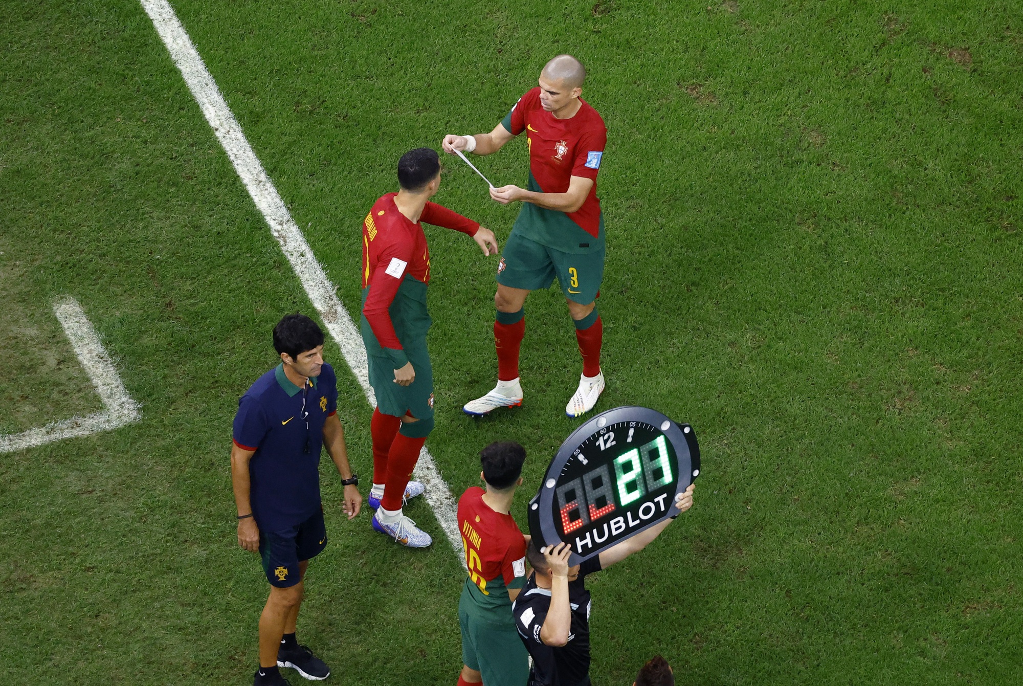 Bồ Đào Nha phủ nhận việc Ronaldo bỏ về nước trước tứ kết - Ảnh 3.