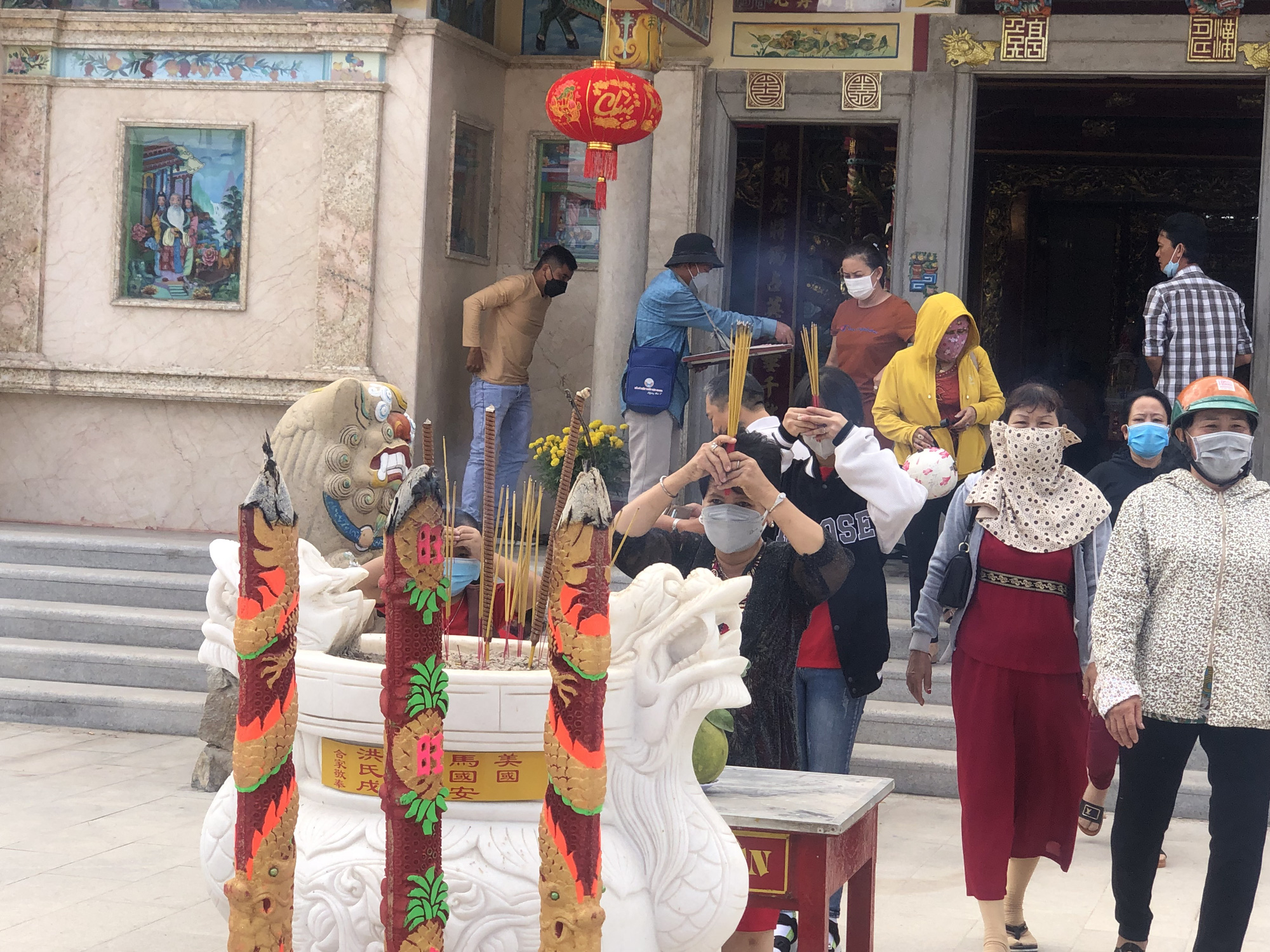 Tết, người dân, lễ chùa, dã ngoại: Tết là khoảng thời gian tuyệt vời để tận hưởng tuần lễ nghỉ dài cùng bạn bè và người thân. Hãy thưởng thức hình ảnh rực rỡ của lễ hội Tết, những người tham gia lễ chùa và những hoạt động dã ngoại thú vị. Hãy cùng chạm vào truyền thống văn hóa đẹp đẽ của người Việt Nam.