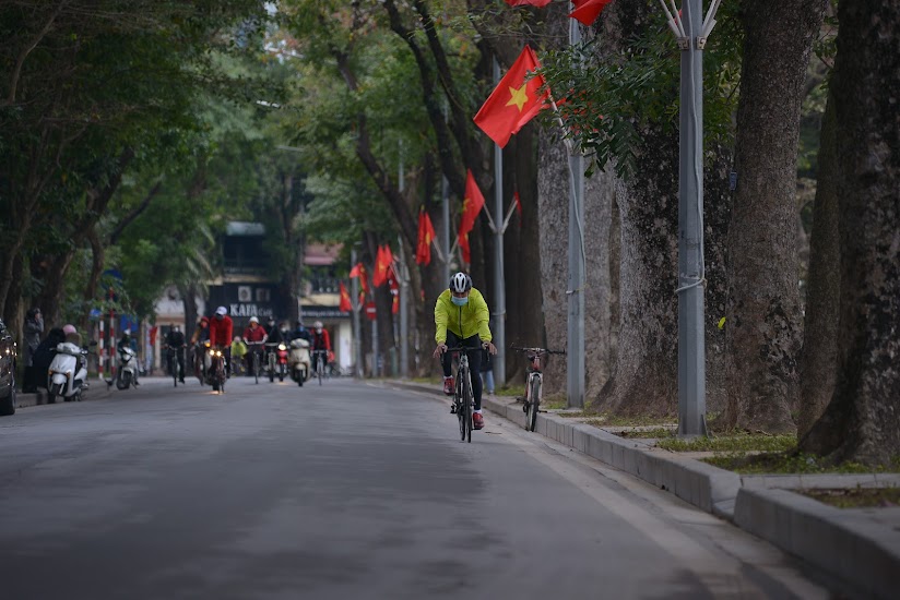 Người dân Hà Nội du Xuân, tập thể dục ngày Mùng Một Tết - Ảnh 1.