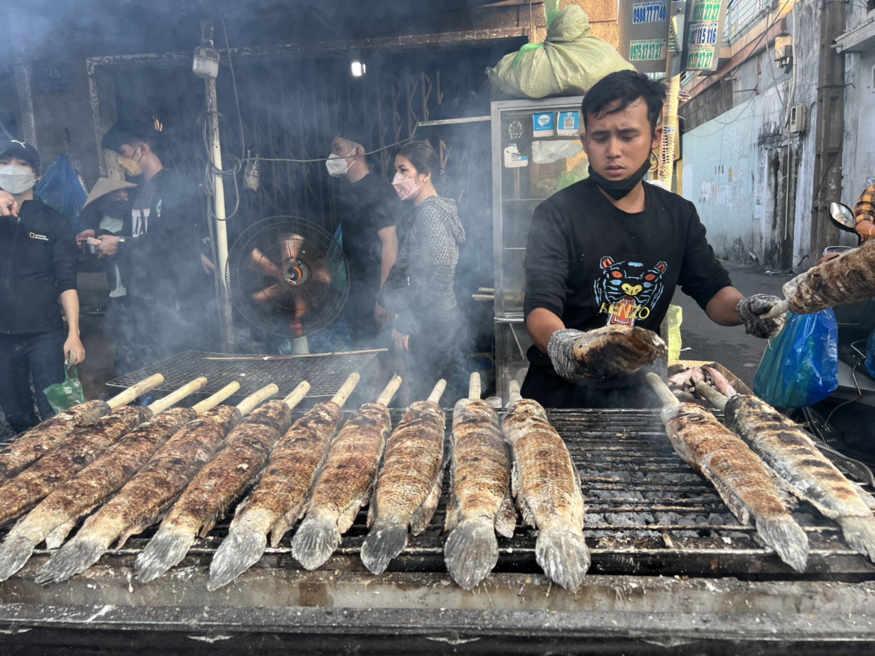 Tấp nập cảnh mua bán cá lóc nướng ngày vía Thần Tài - Ảnh 15.