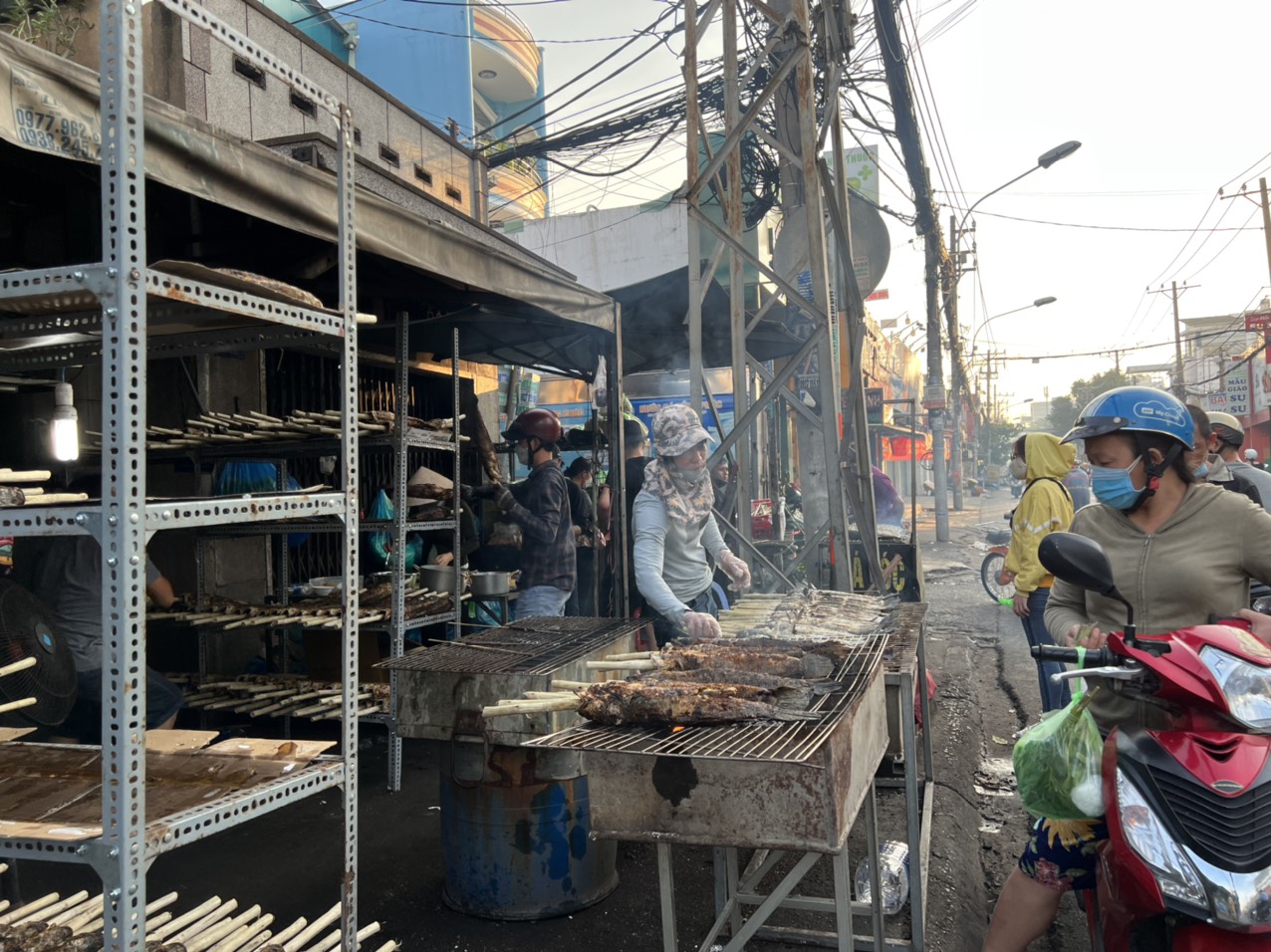 Tấp nập cảnh mua bán cá lóc nướng ngày vía Thần Tài - Ảnh 3.