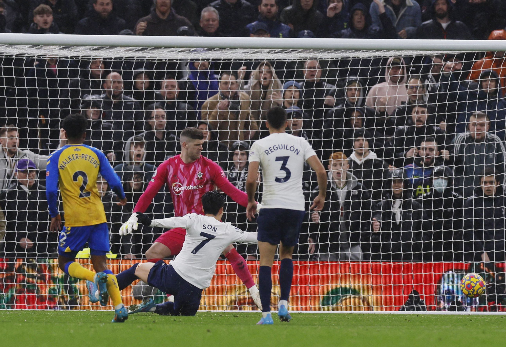 Thua sốc sân nhà, Tottenham lỡ cuộc đua Top 4 - Ảnh 4.