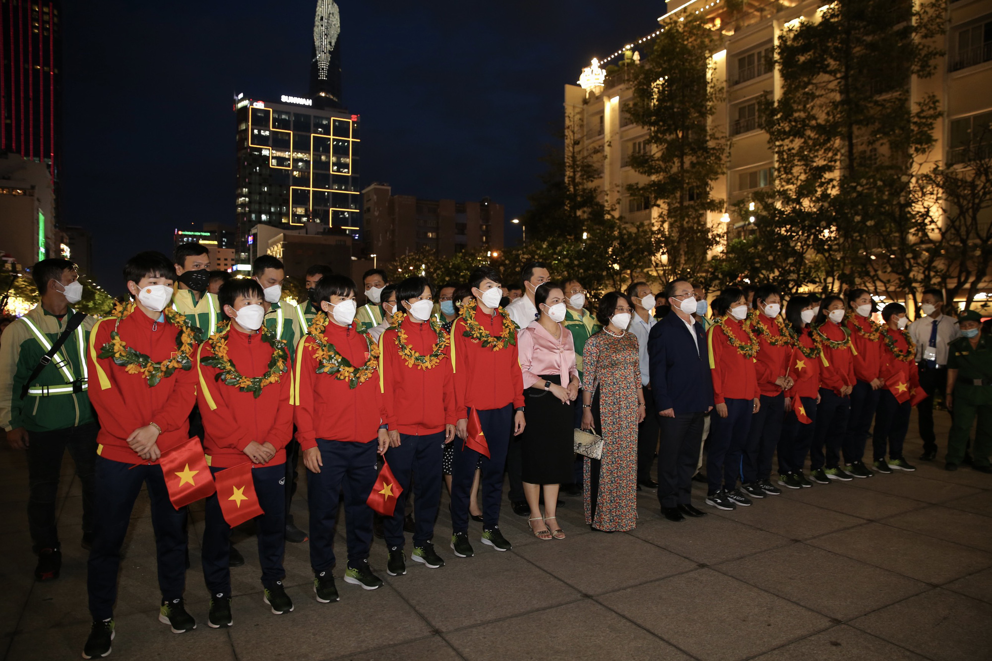 Chủm ảnh lễ mừng công các thành viên đội tuyển nữ tại TP HCM - Ảnh 13.