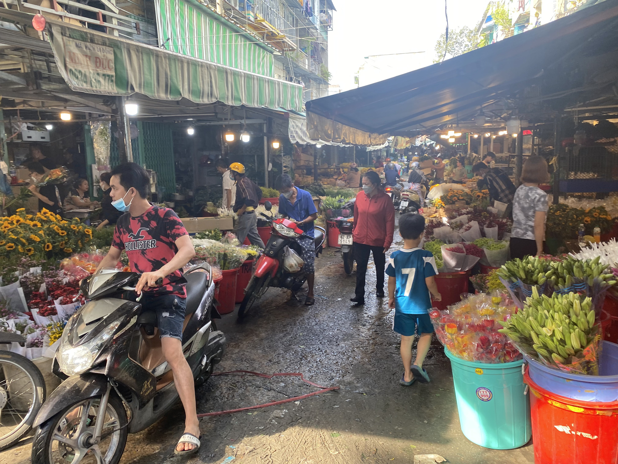 Giá hoa hồng tăng chóng mặt trước ngày Lễ tình nhân - Ảnh 3.