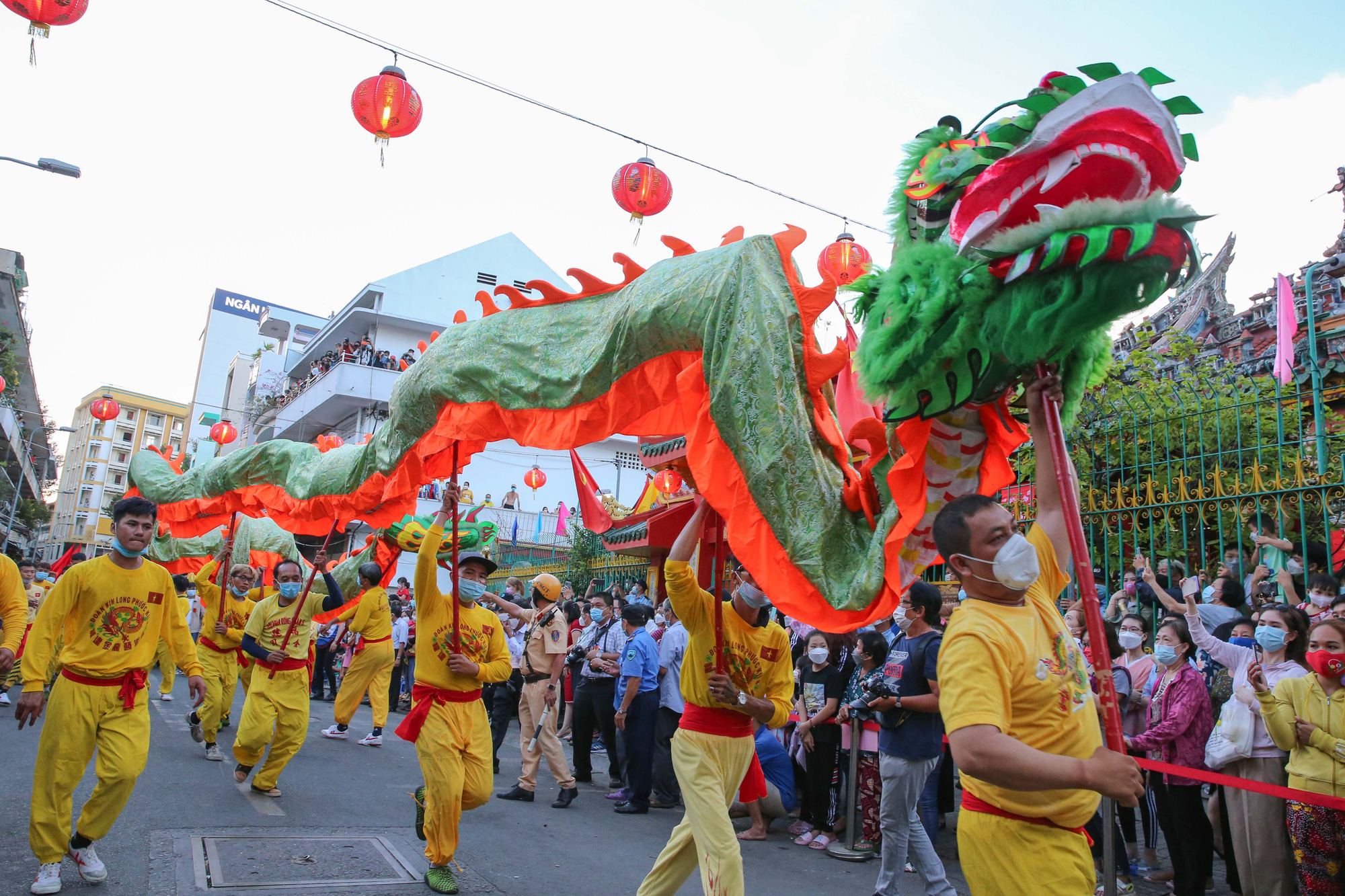 TP HCM: Hàng ngàn người tham gia Tết Nguyên tiêu - Ảnh 5.