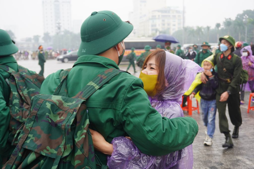 Hàng ngàn người thân đội mưa, rét tiễn tân binh lên đường nhập ngũ - Ảnh 7.