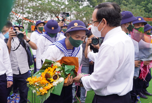 Thanh niên hăng hái lên đường bảo vệ Tổ quốc - Ảnh 1.