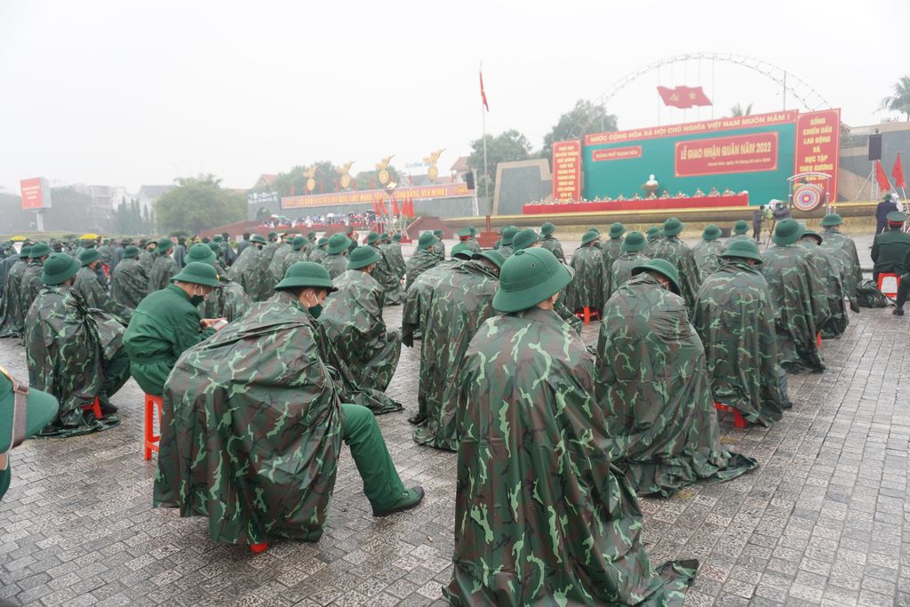 Hàng ngàn người thân đội mưa, rét tiễn tân binh lên đường nhập ngũ - Ảnh 2.