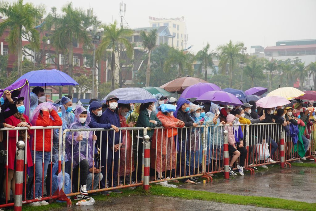 Hàng ngàn người thân đội mưa, rét tiễn tân binh lên đường nhập ngũ - Ảnh 5.