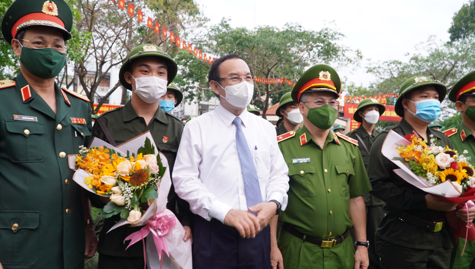 Thanh niên TP HCM hăng hái lên đường nhập ngũ - Ảnh 6.