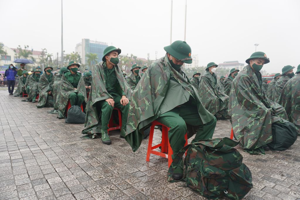 Hàng ngàn người thân đội mưa, rét tiễn tân binh lên đường nhập ngũ - Ảnh 3.